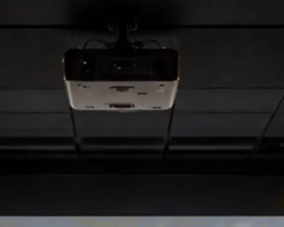 Proyector de la sala de simulación instalado en el techo
